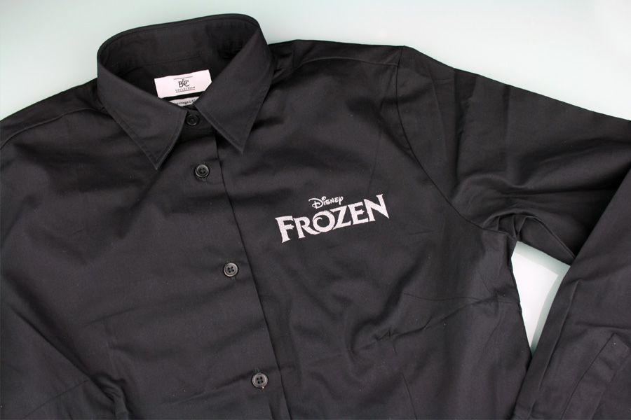 zwart hemd met lange mouwen en mooie zilverkleurige bedrukking op de linkerborst voor de Disney-film Frozen